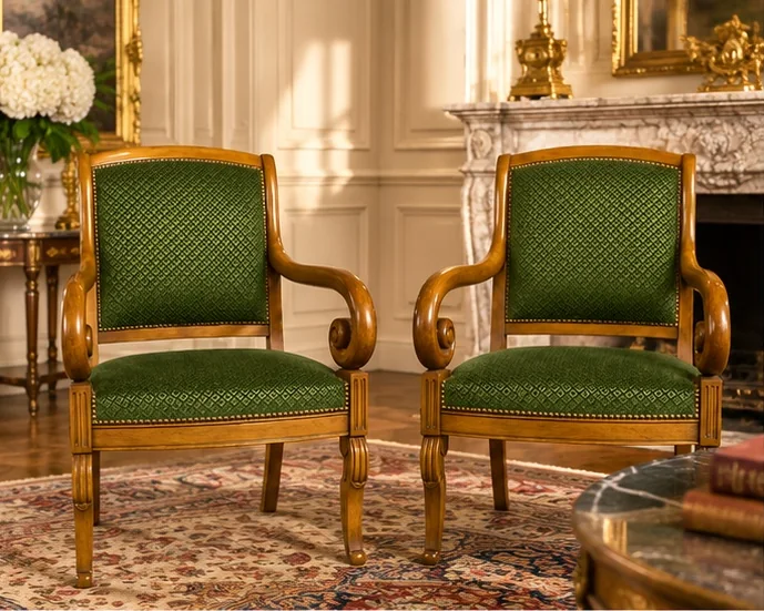 Paire de fauteuils en bois clair et velours vert – Style Empire